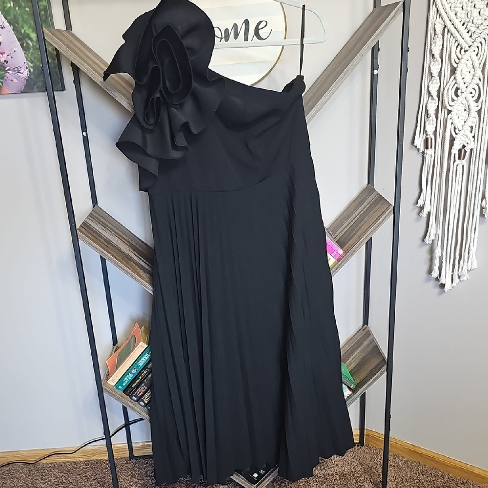 Elegant Black One-Shoulder Dress